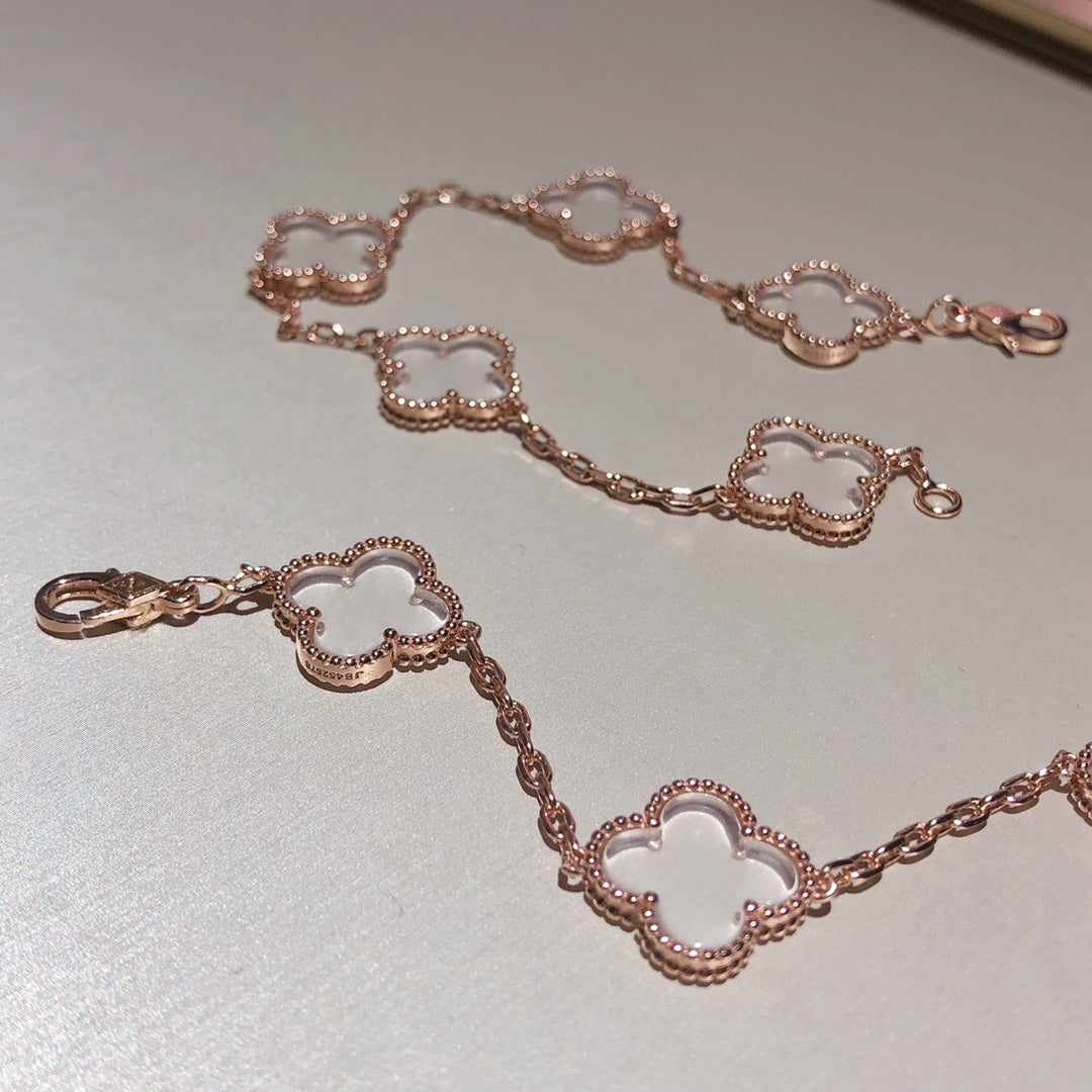 [Angela Jewellery] Armband mit Kleeblatt-Motiv und Bergkristall in Roségold