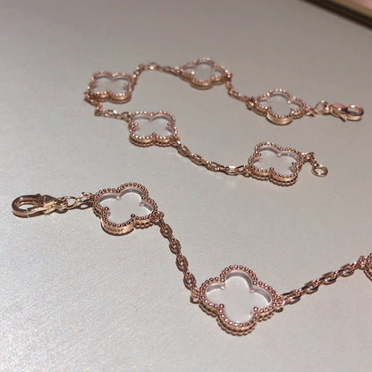 [Angela Jewellery] Armband mit Kleeblatt-Motiv und Bergkristall in Roségold