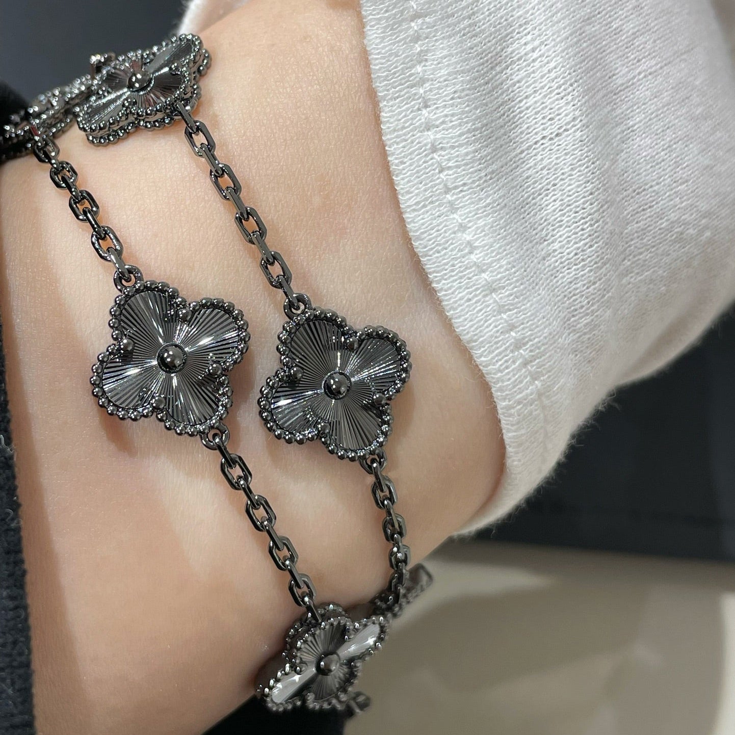[Angela Jewellery] Schwarzes Kleeblatt-Armband mit 5 Motiven 