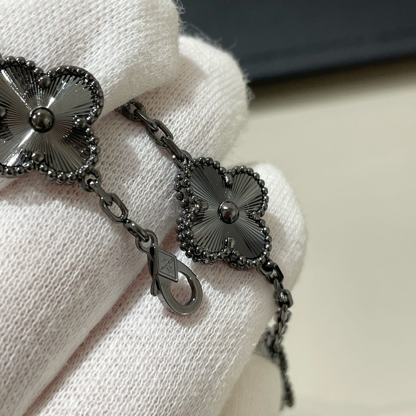 [Angela Jewellery] Schwarzes Kleeblatt-Armband mit 5 Motiven 