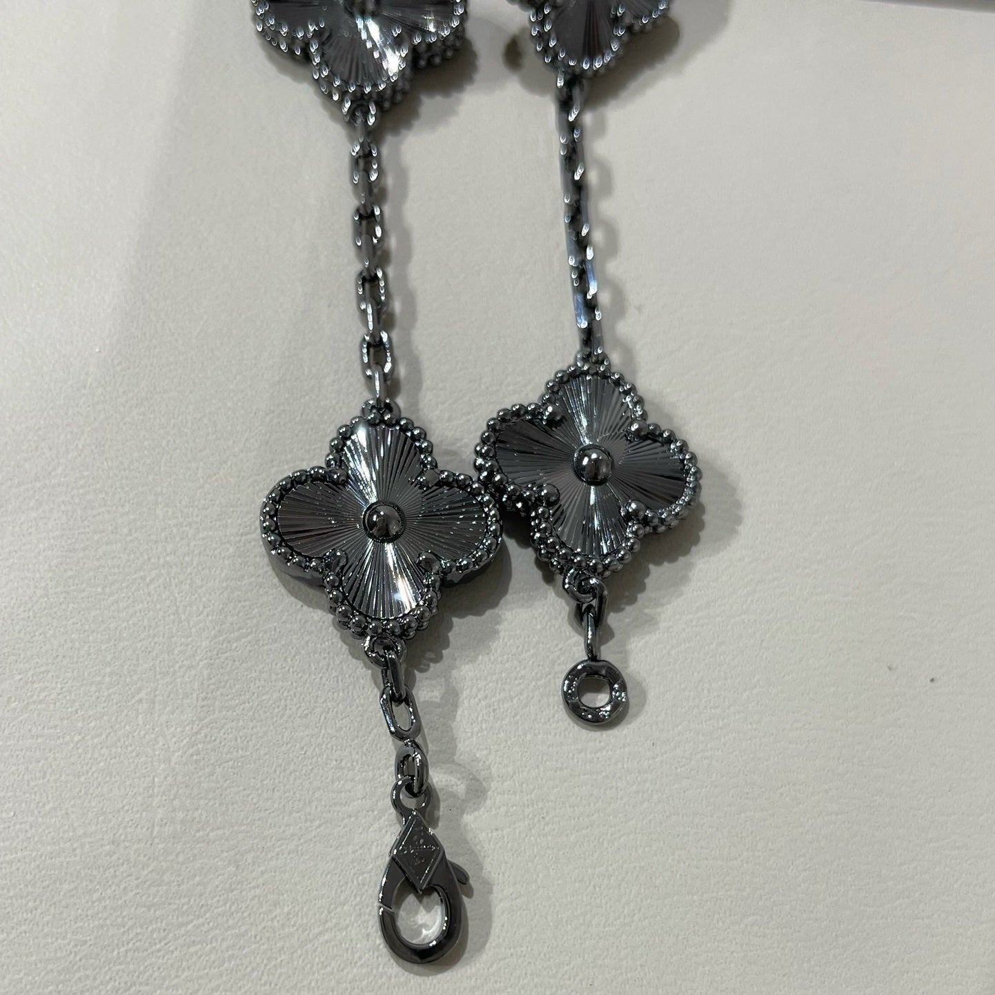 [Angela Jewellery] Schwarzes Kleeblatt-Armband mit 5 Motiven 