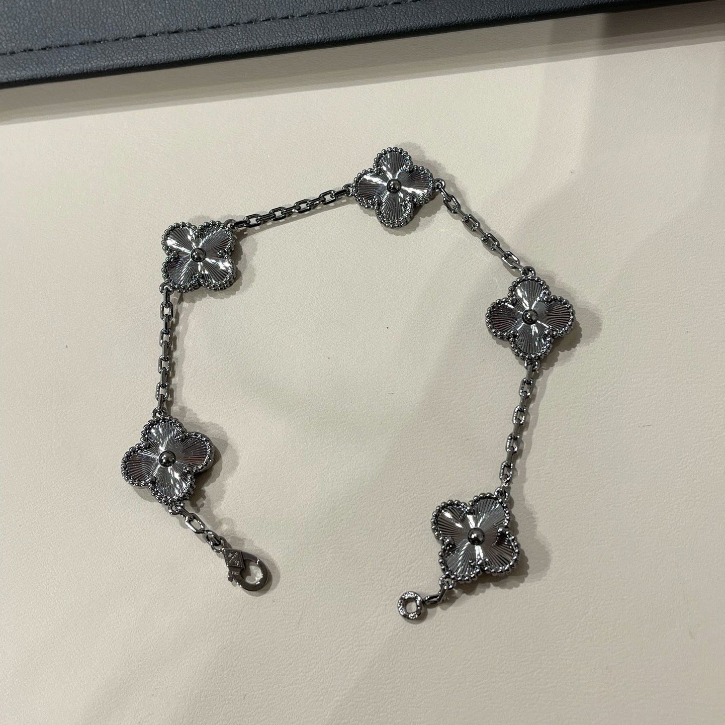 [Angela Jewellery] Schwarzes Kleeblatt-Armband mit 5 Motiven 