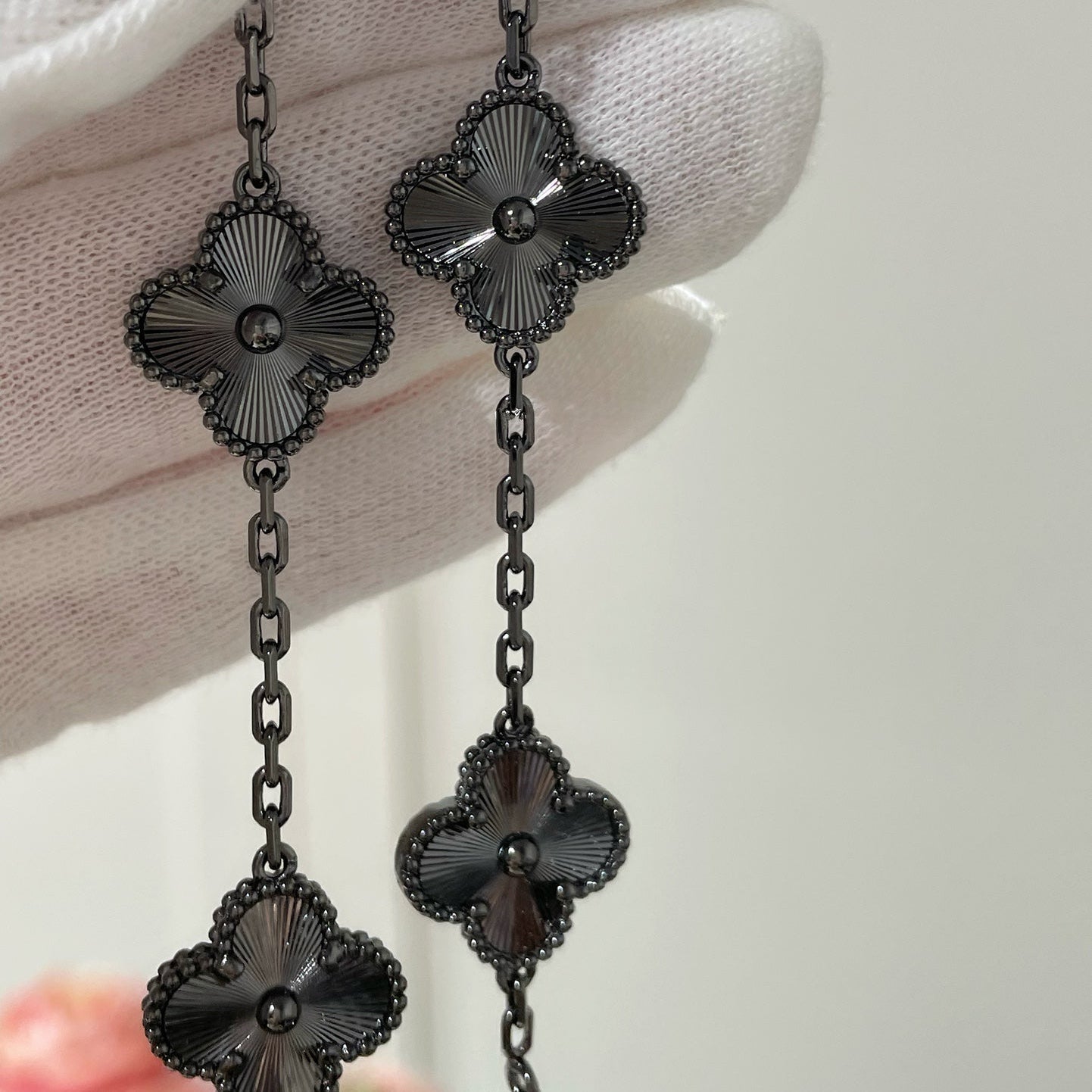 [Angela Jewellery] Schwarzes Kleeblatt-Armband mit 5 Motiven 