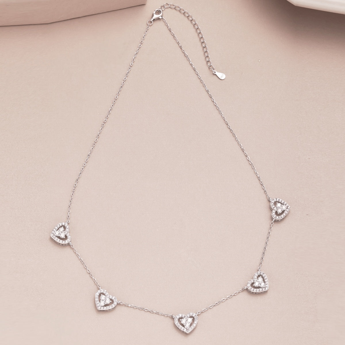 Angela Jewelry]Funkelnde Halskette mit fünf Herzen