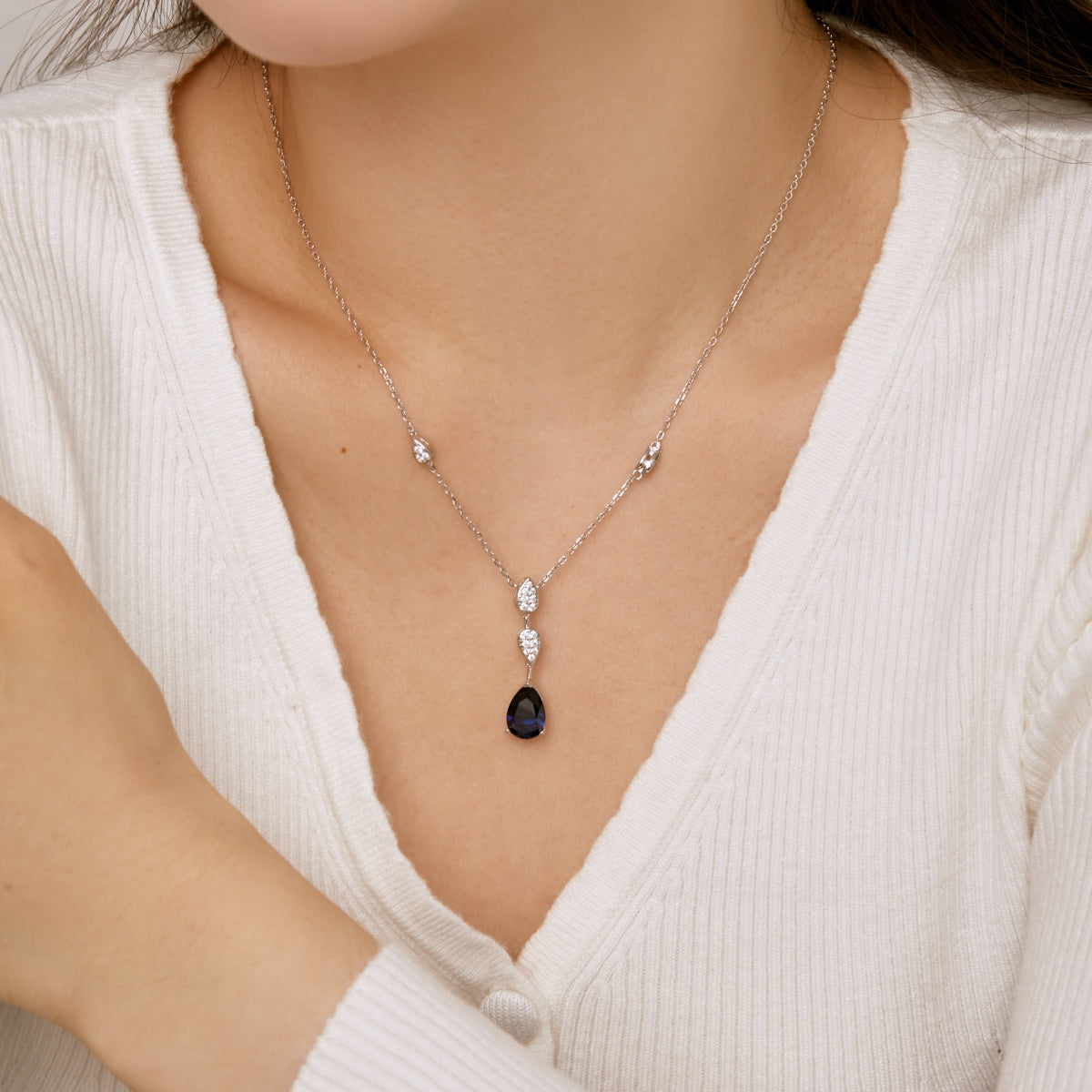 Angela Jewelry]Schillernde Halskette im Birnenschliff
