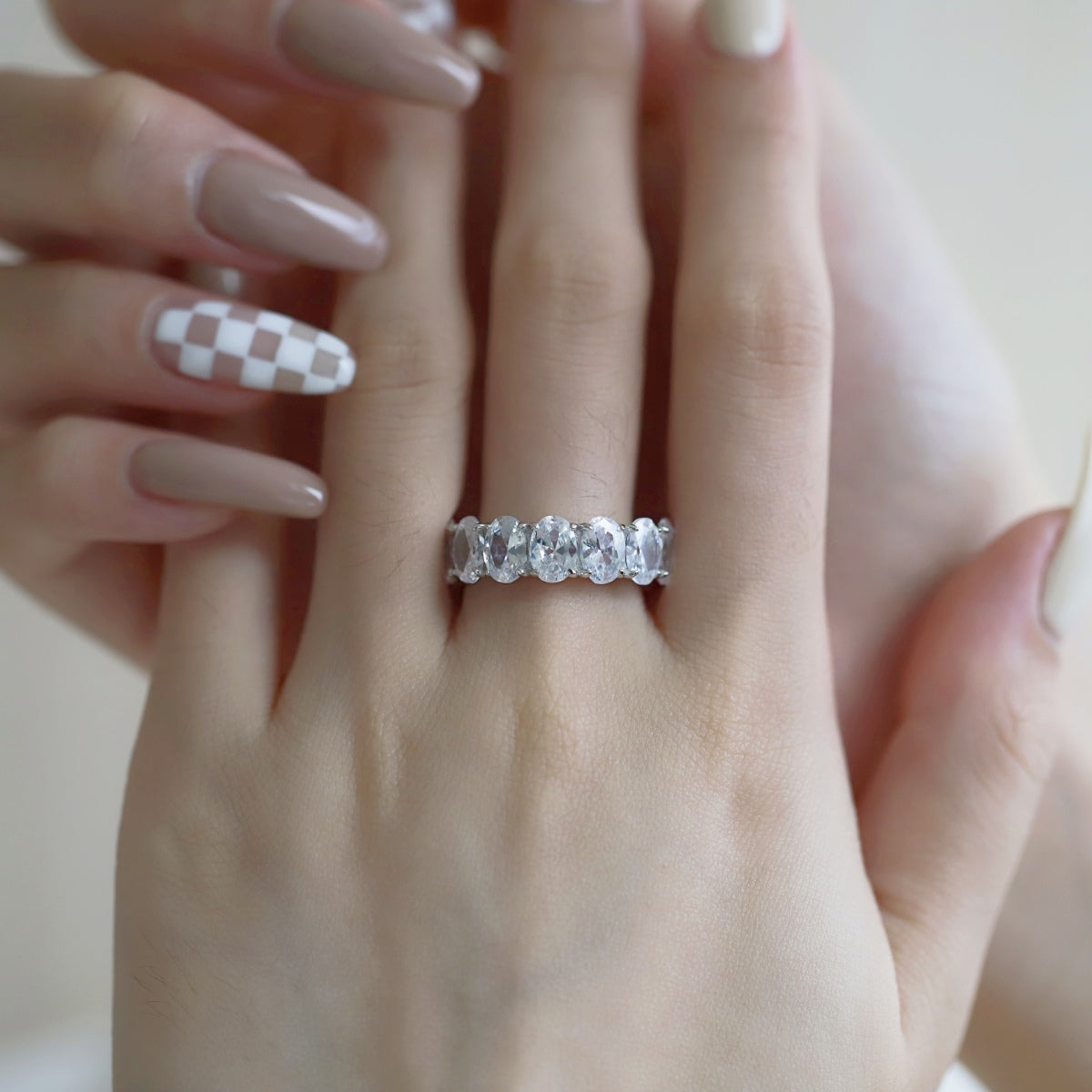 Angela Jewelry]Zierlicher, länglicher Tennisring im Kissenschliff
