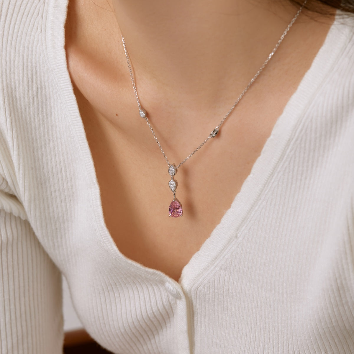 Angela Jewelry]Schillernde Halskette im Birnenschliff