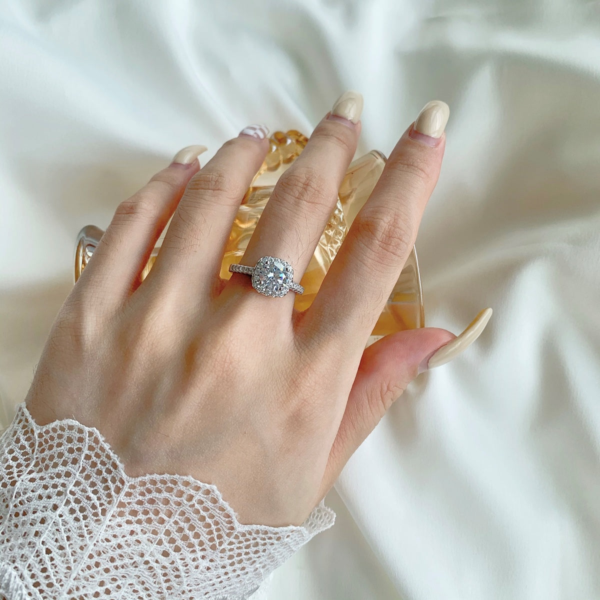 Angela Jewelry]Schillernder, strahlender Ehering im Rundschliff