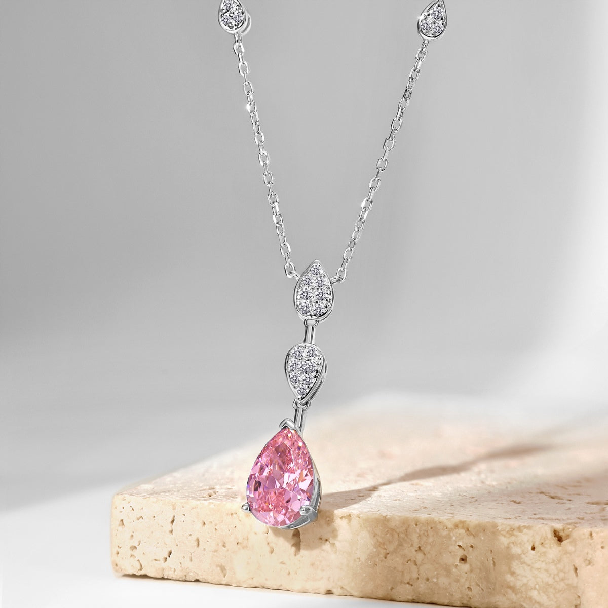 Angela Jewelry]Schillernde Halskette im Birnenschliff