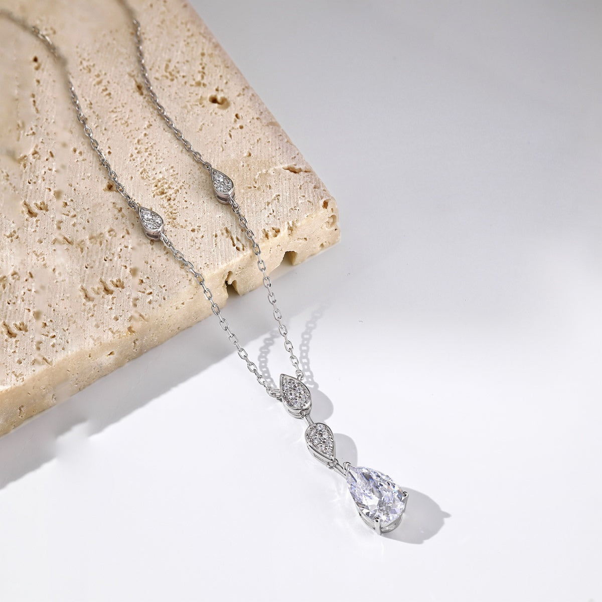 Angela Jewelry]Schillernde Halskette im Birnenschliff