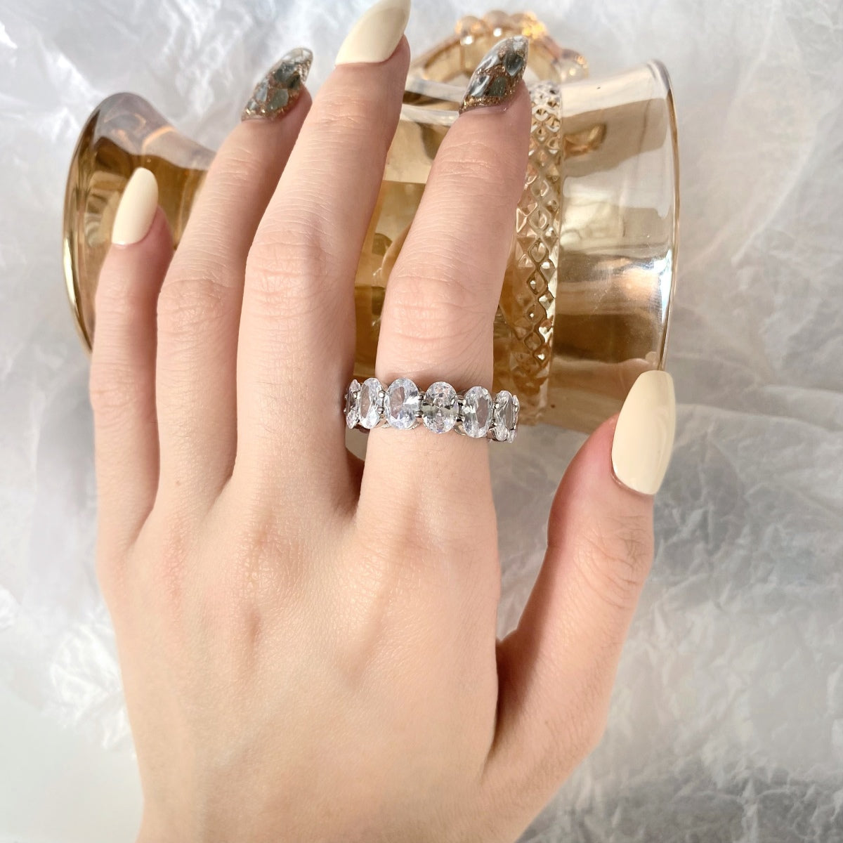 Angela Jewelry]Zierlicher, länglicher Tennisring im Kissenschliff
