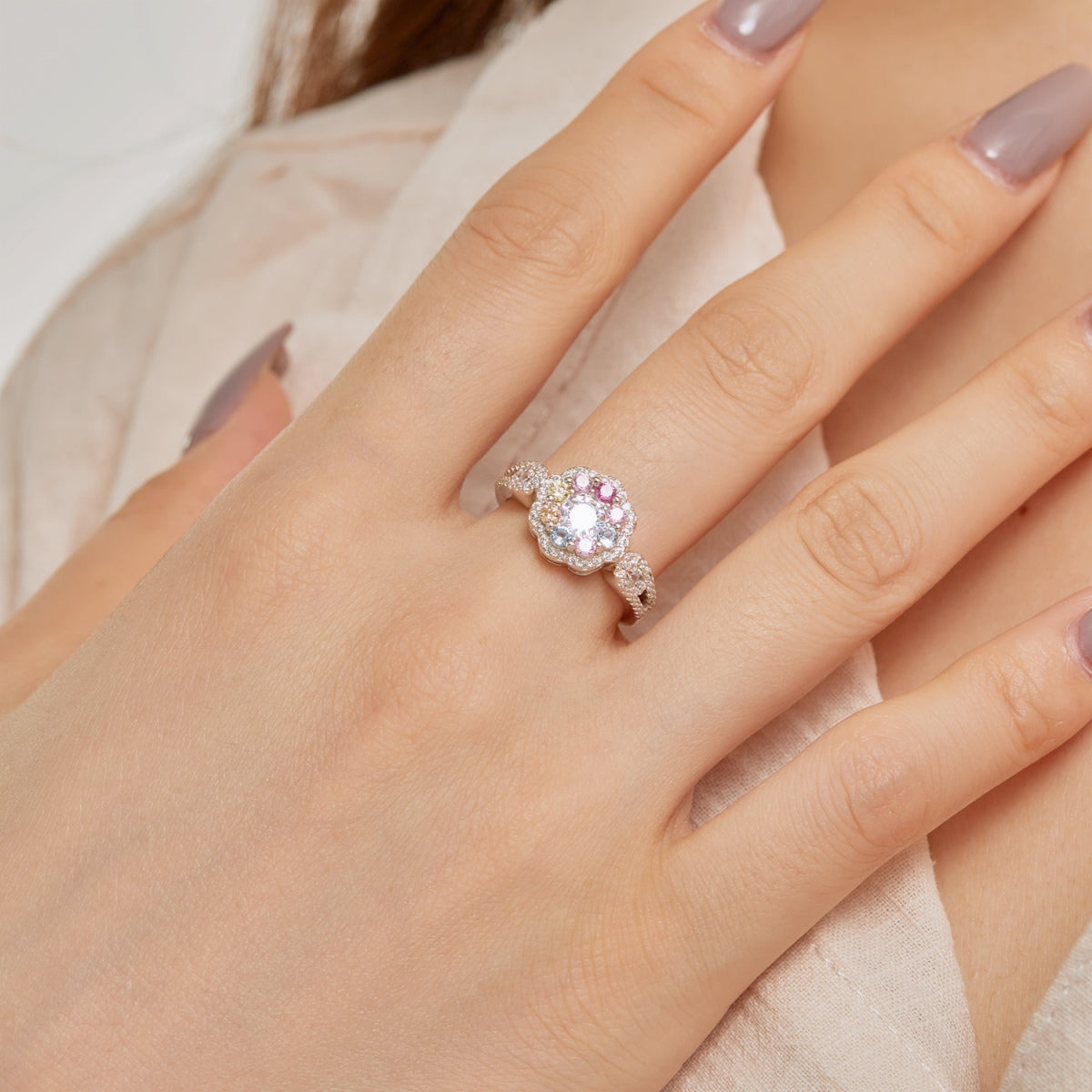 Angela Jewelry]Zarter, farbenfroher Ehering in Blumenform mit rundem Schliff