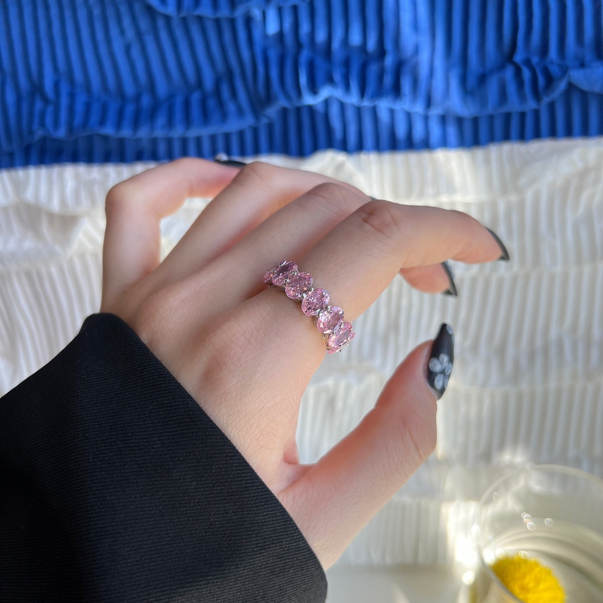 Angela Jewelry]Zierlicher, länglicher Tennisring im Kissenschliff