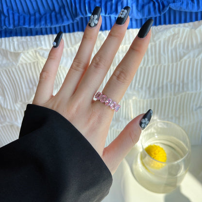 Angela Jewelry]Zierlicher, länglicher Tennisring im Kissenschliff