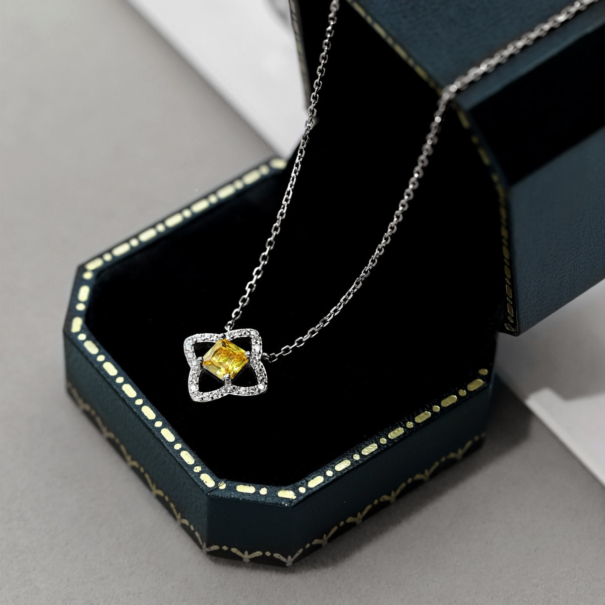 Angela Jewelry]Exquisite Halskette in Blumenform mit Prinzessschliff
