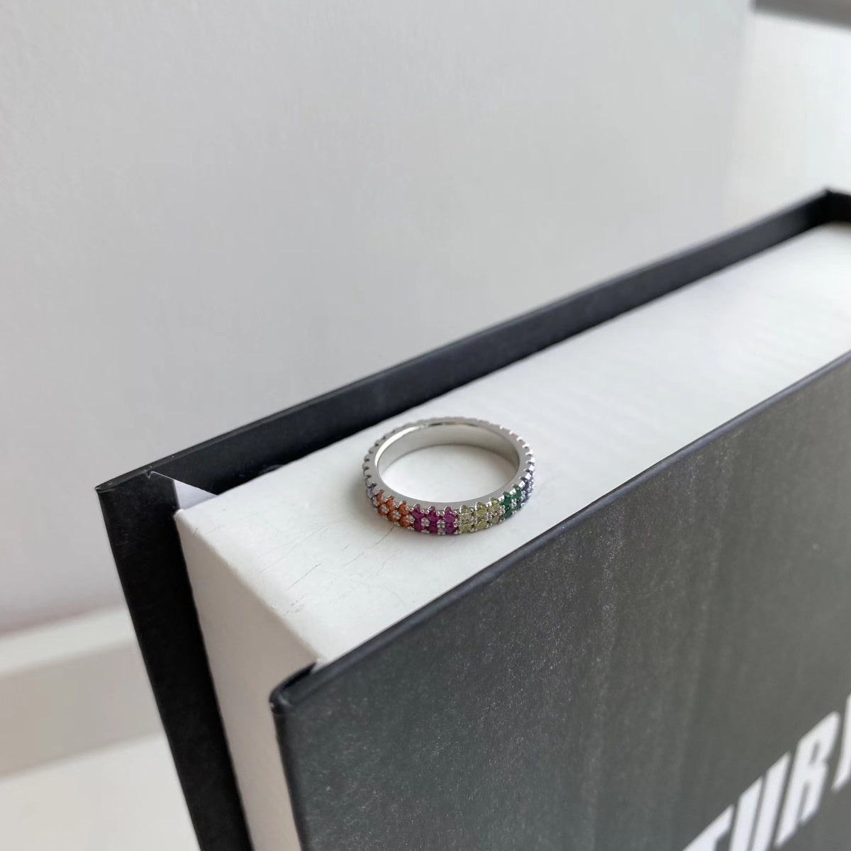 Angela Jewelry]Einzigartiger bunter Tennisring im Rundschliff
