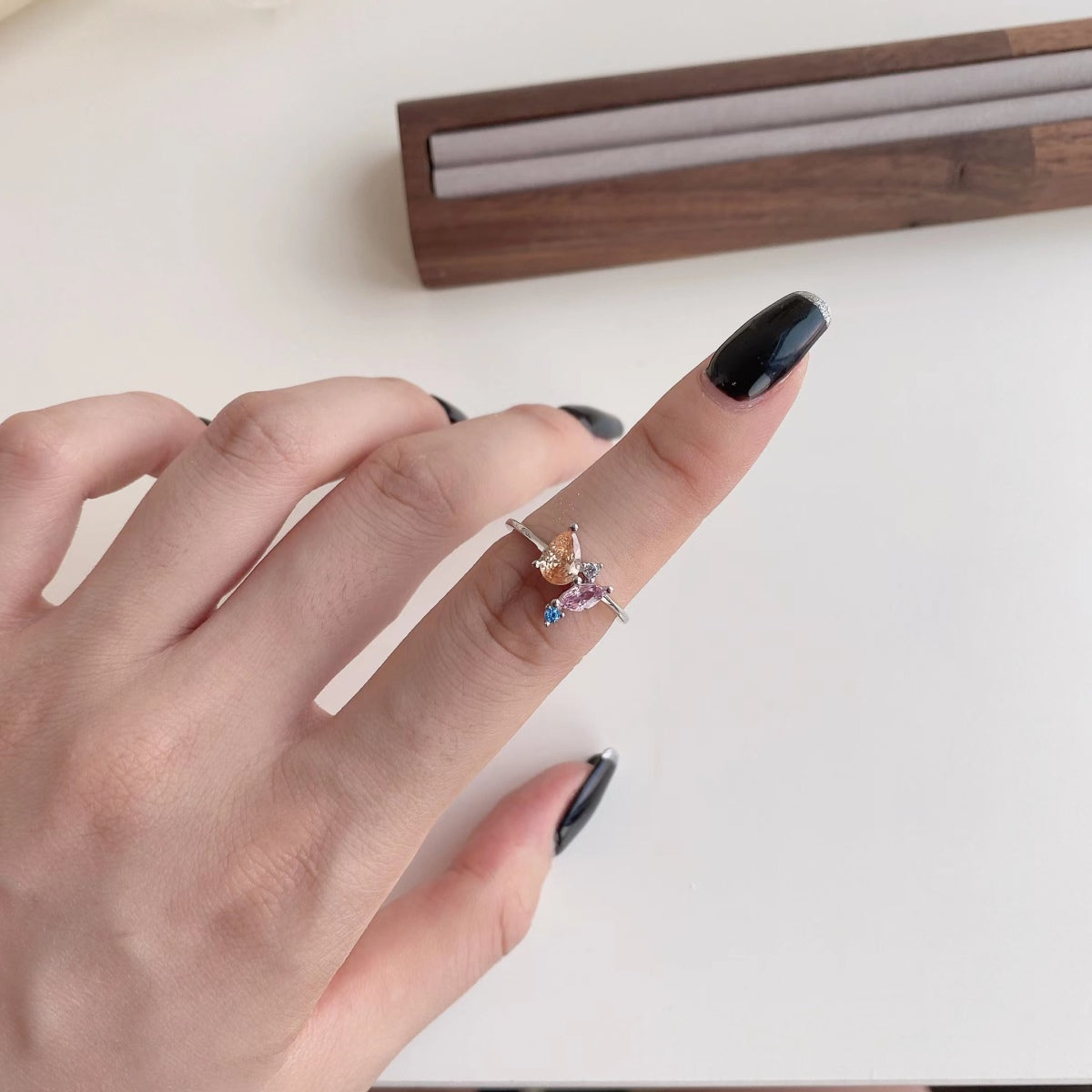 Angela Jewelry] Strahlend bunter Multi-Cut-Tagesring
