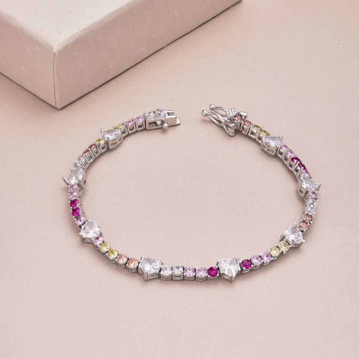Angela Jewelry] Romantisches Armband in Herzform mit rundem Schliff