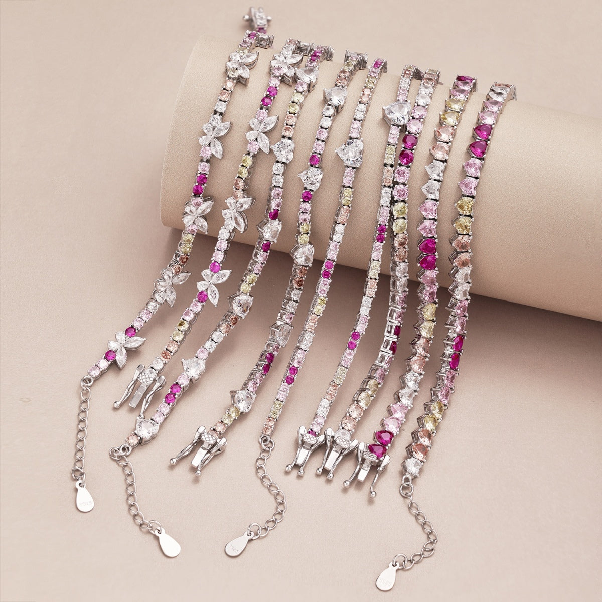 Angela Jewelry] Romantisches Armband in Herzform mit rundem Schliff