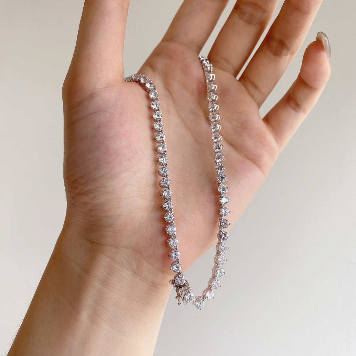 Angela Jewelry]Verzierte Tenniskette mit Herzschliff