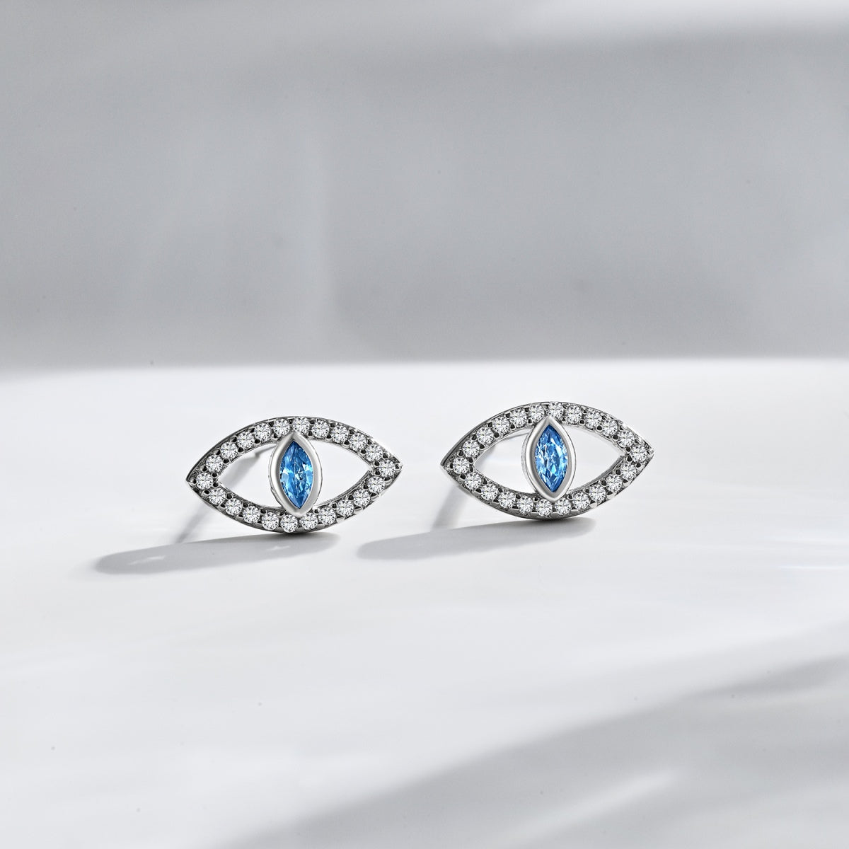 Angela Jewelry] Blaue Teufelsaugen Hohlohrstecker