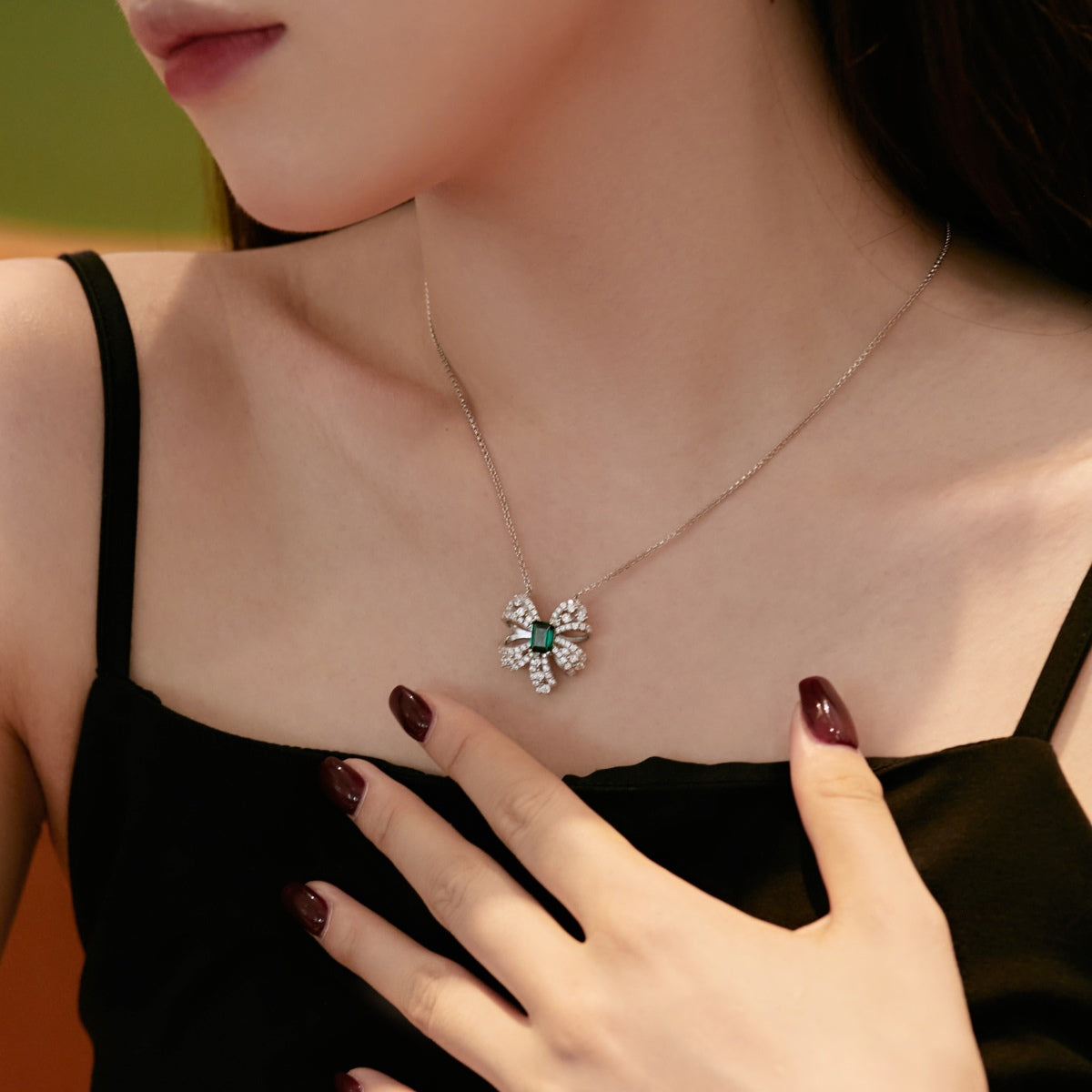 Angela Jewelry]Luxuriöse Halskette in Blumenform mit Smaragdschliff
