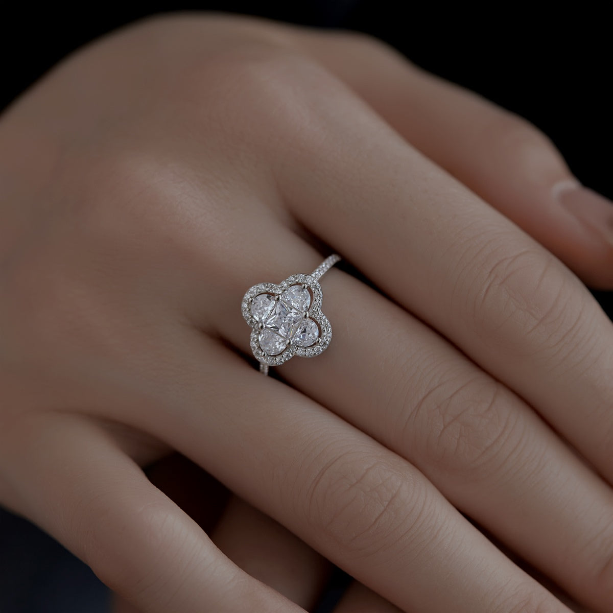 Angela Jewelry]Luxuriöser Bankettring in Blumenform