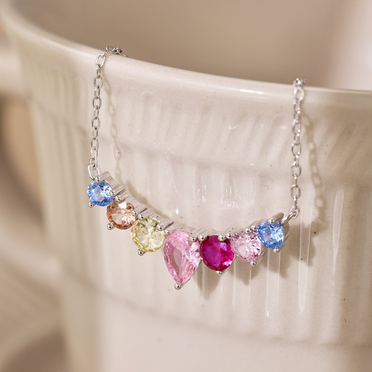 Angela Jewelry]Zierliche bunte Herzkette