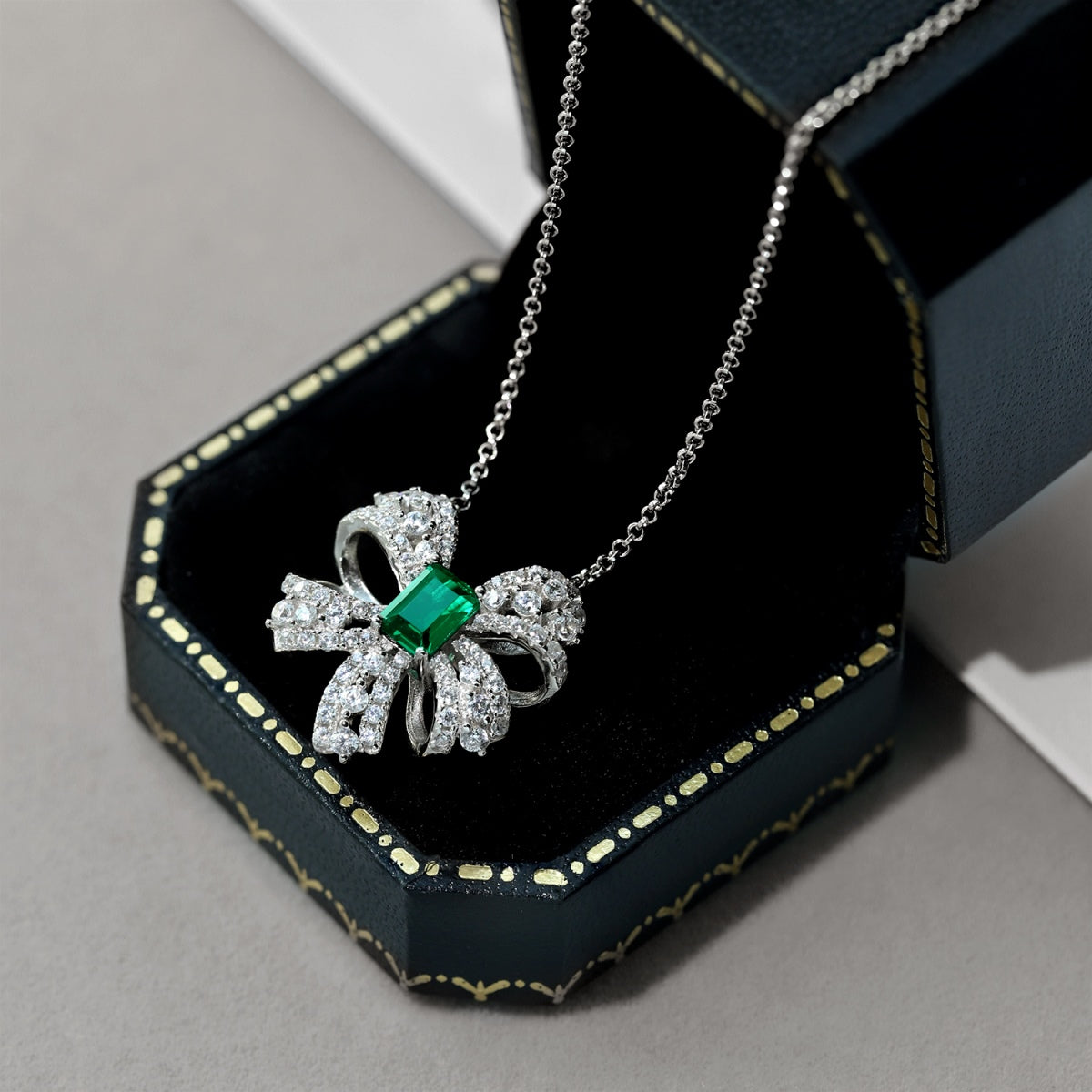 Angela Jewelry]Luxuriöse Halskette in Blumenform mit Smaragdschliff