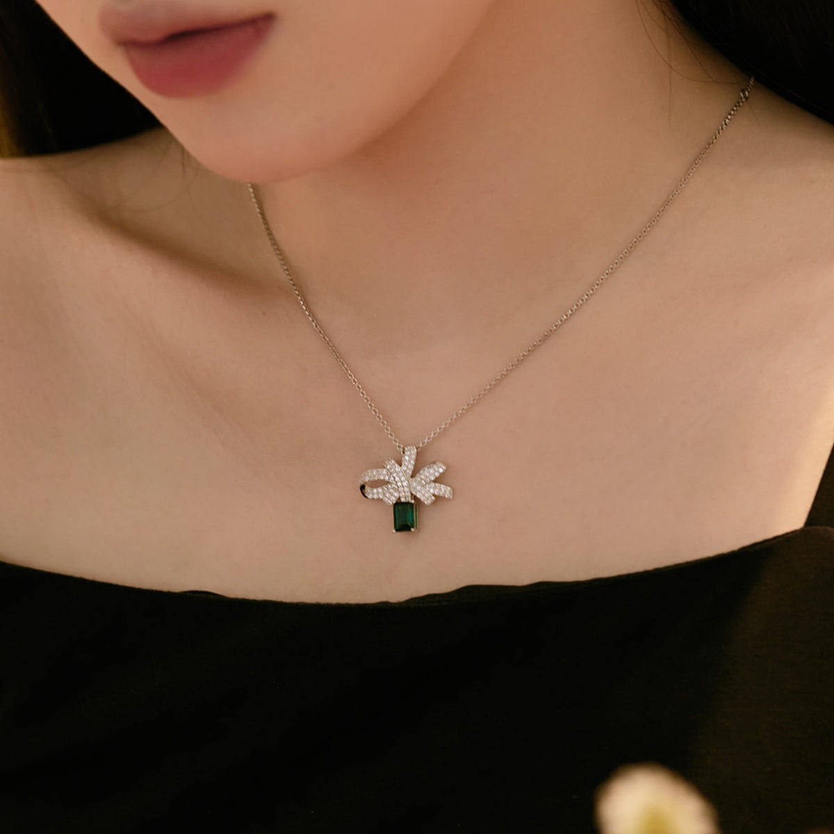Angela Jewelry]Luxuriöse Halskette in Blumenform mit Smaragdschliff