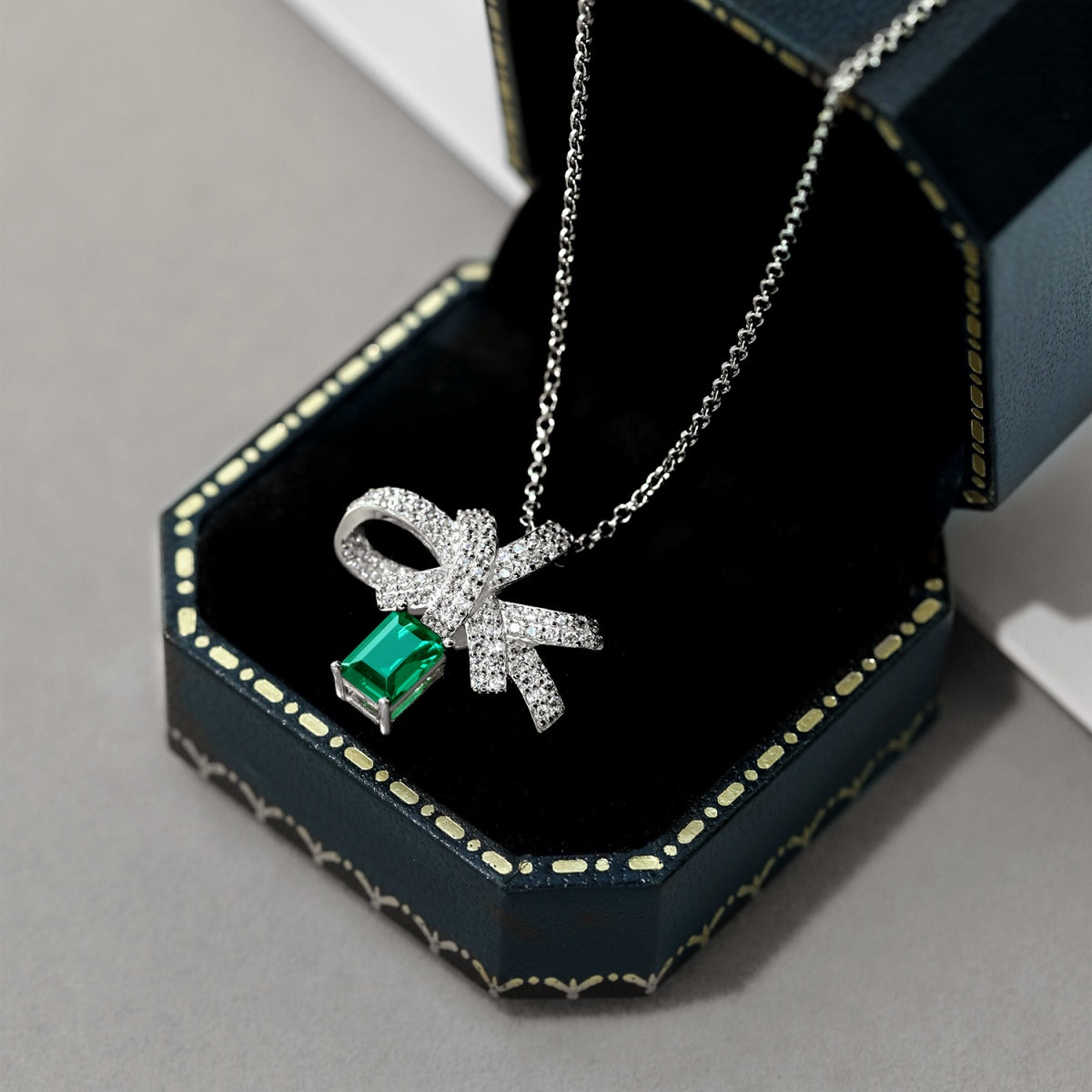 Angela Jewelry]Luxuriöse Halskette in Blumenform mit Smaragdschliff