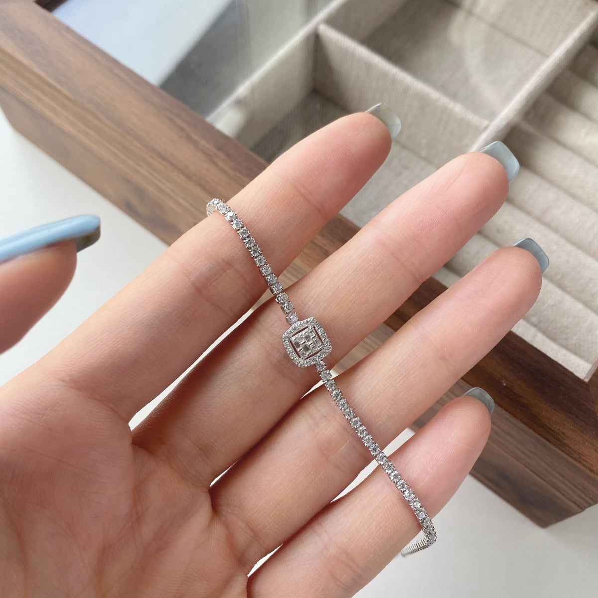 アンジェラジュエリー]豪華で輝くスクエアシェイプのバンケットブレスレット
