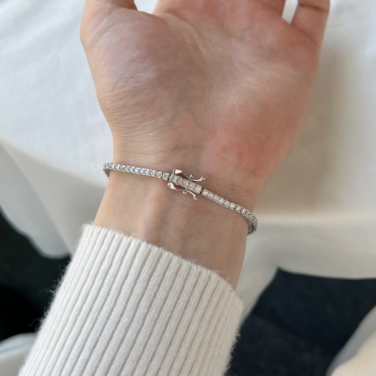 アンジェラジュエリー] まばゆいばかりの美しいラウンドカットのデイリーブレスレット