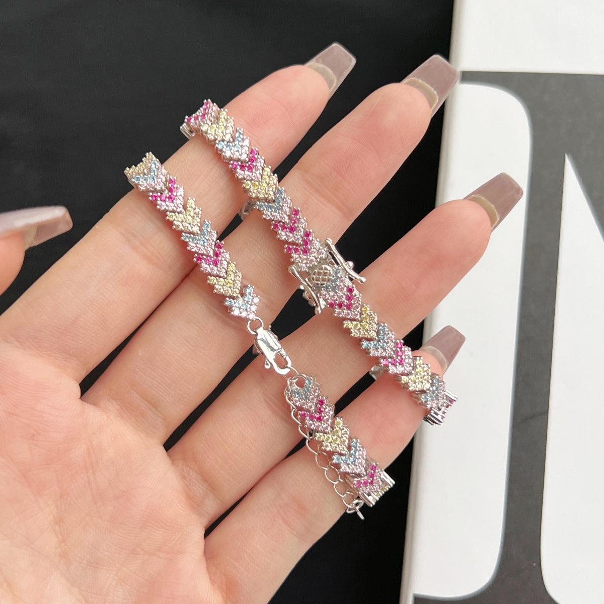 アンジェラジュエリー]華やかな輝きのラウンドカットパーティーブレスレット