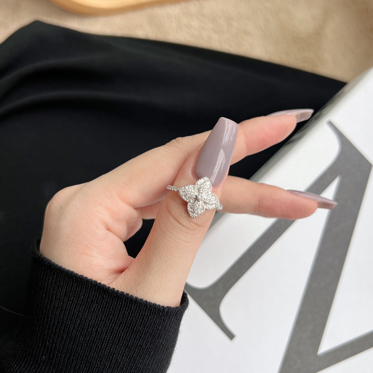 Angela Jewelry]Luxuriöser Bankettring in bunter Blumenform