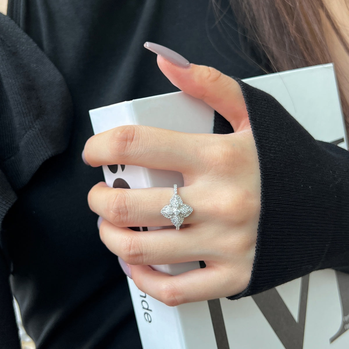 Angela Jewelry]Luxuriöser Bankettring in bunter Blumenform