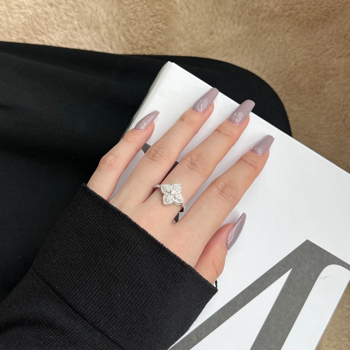 Angela Jewelry]Luxuriöser Bankettring in bunter Blumenform