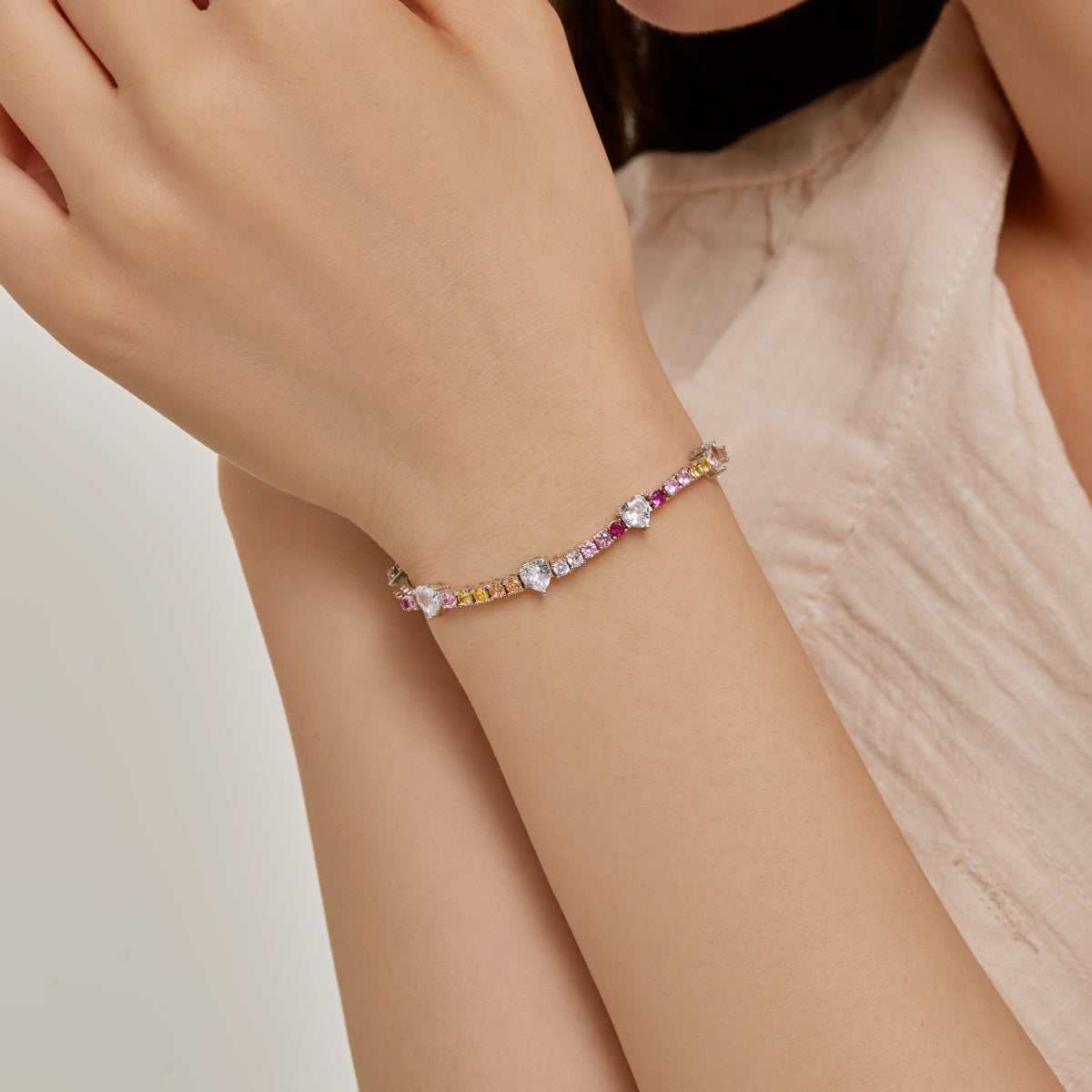 Angela Jewelry] Romantisches Armband in Herzform mit rundem Schliff