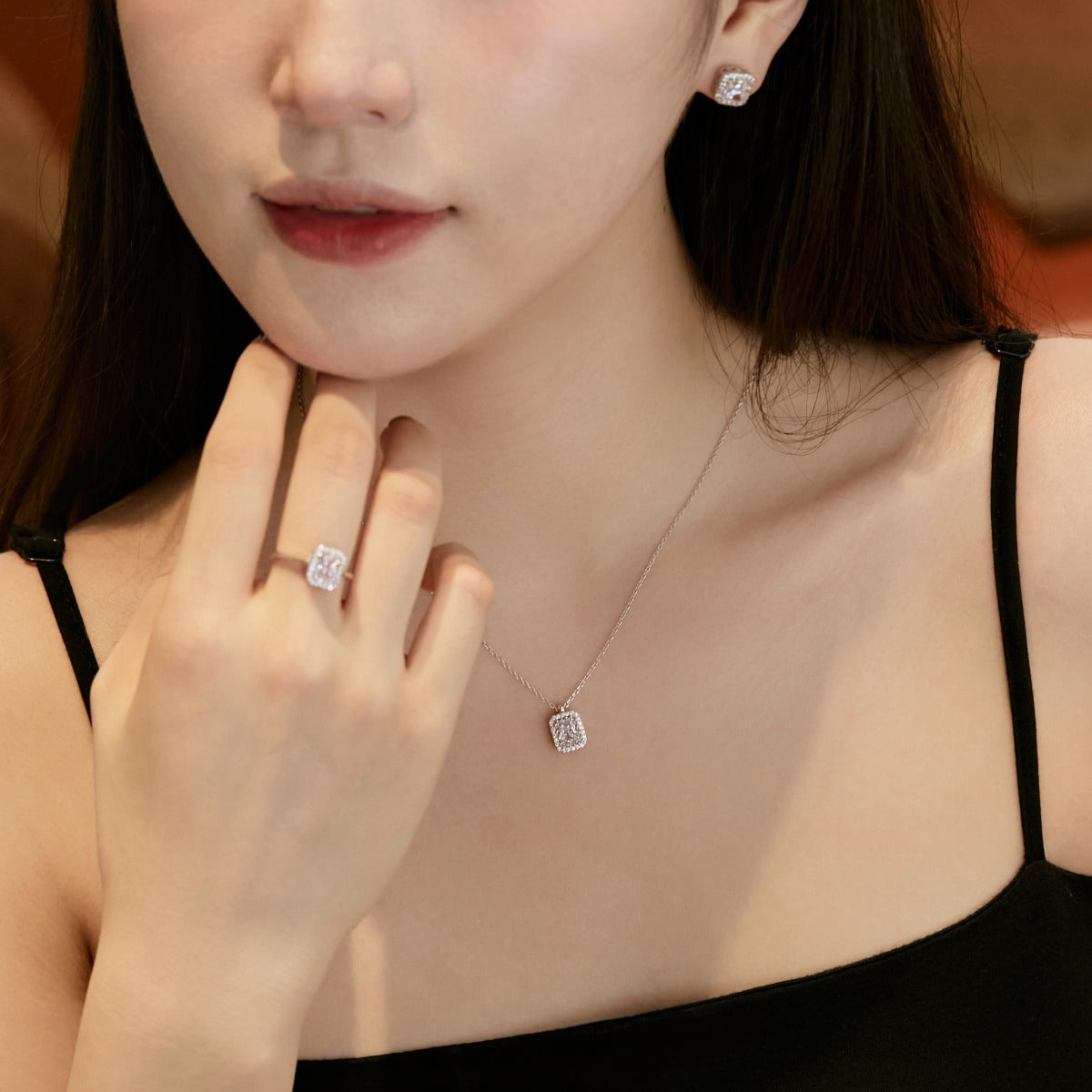 アンジェラジュエリー]1.0カラットの贅沢で繊細なエメラルドカットのデイリーイヤリング