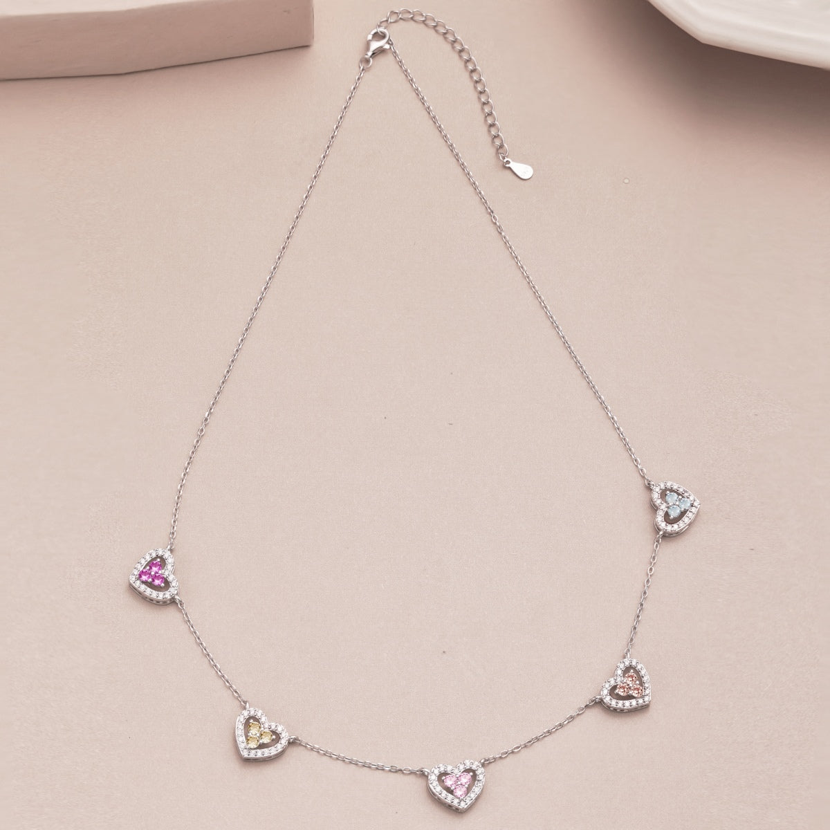 Angela Jewelry]Funkelnde Halskette mit fünf Herzen