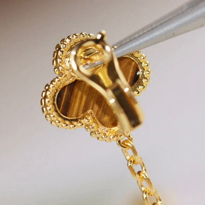 [Angela Schmuck]Ohrringe mit Kleeblatt-Motiv und Tigerauge und Karneol