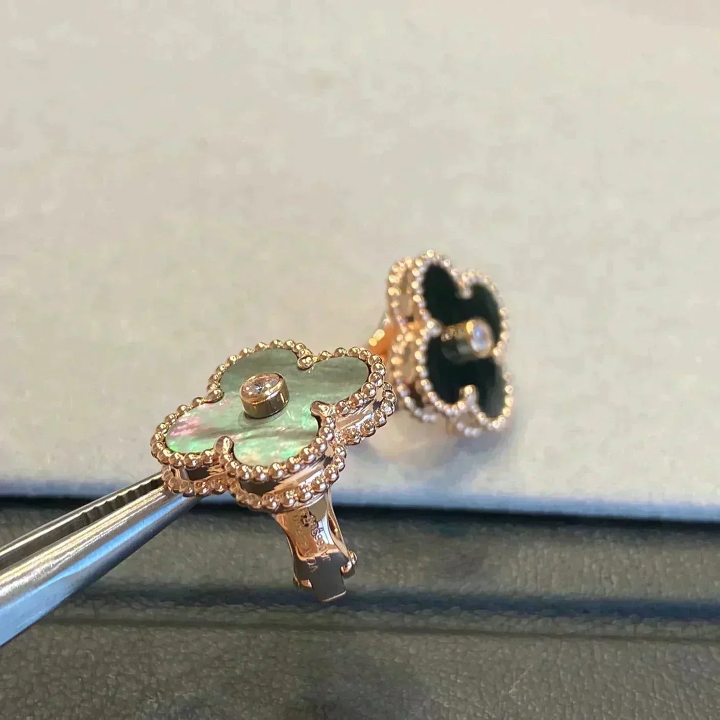 [Angela Schmuck]CLOVER MEDIUM 1 MOTIFS GRAU MOP DIAMANT OHRRINGE