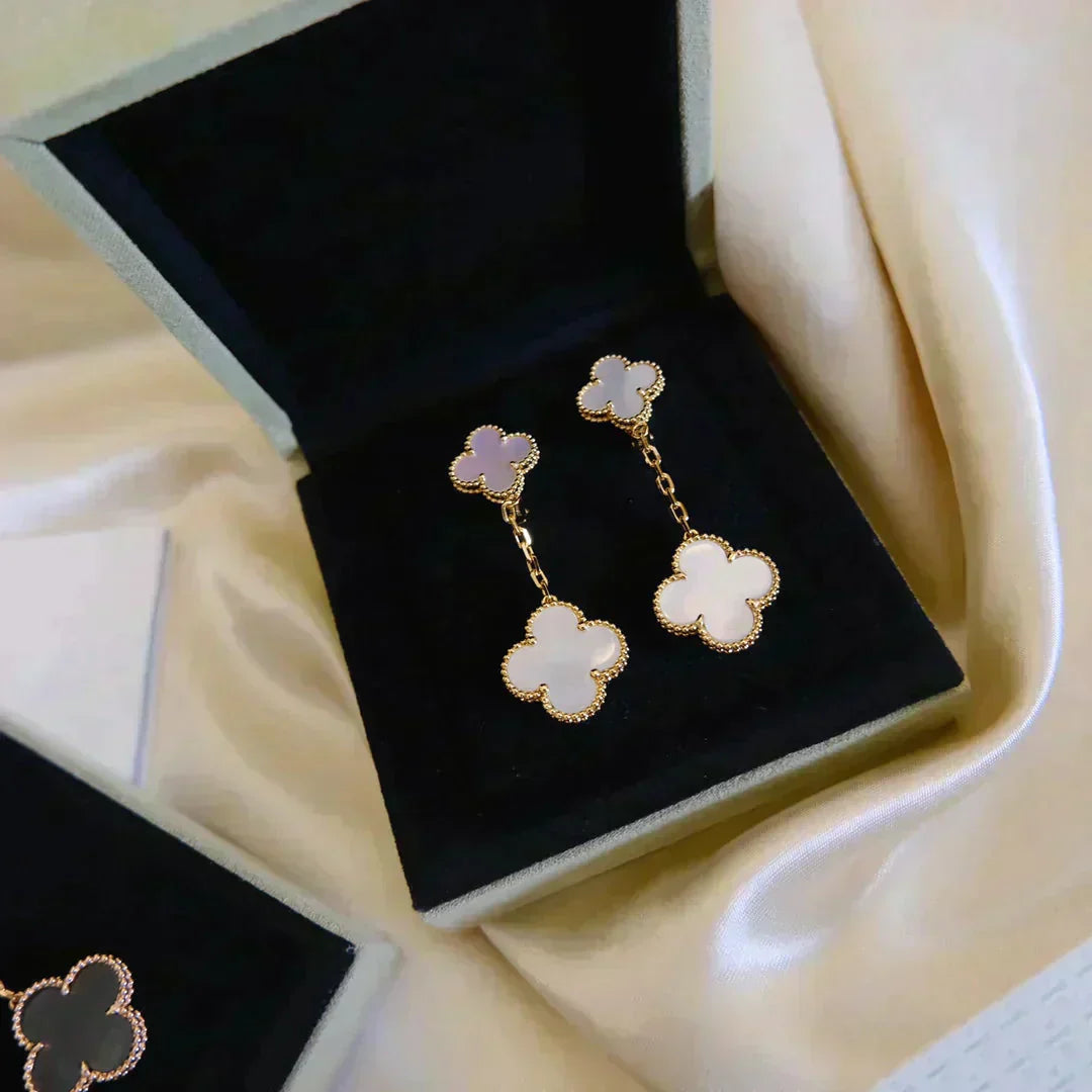 [Angela Schmuck]Ohrringe mit Kleeblatt-Motiv, 2 Stück, Weiß