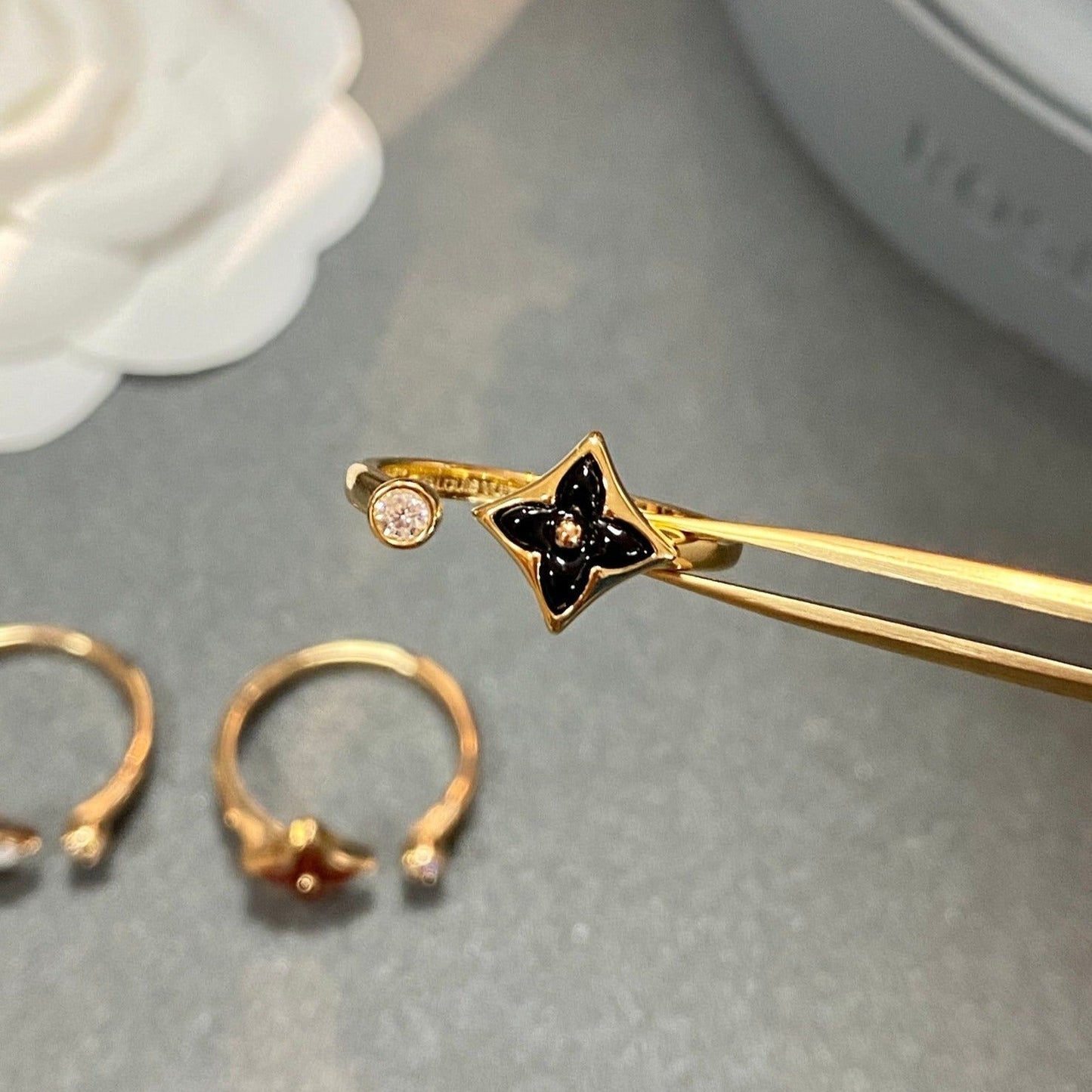 [Angela Jewellery] Offener Ring mit 1 Diamant im Sterndesign
