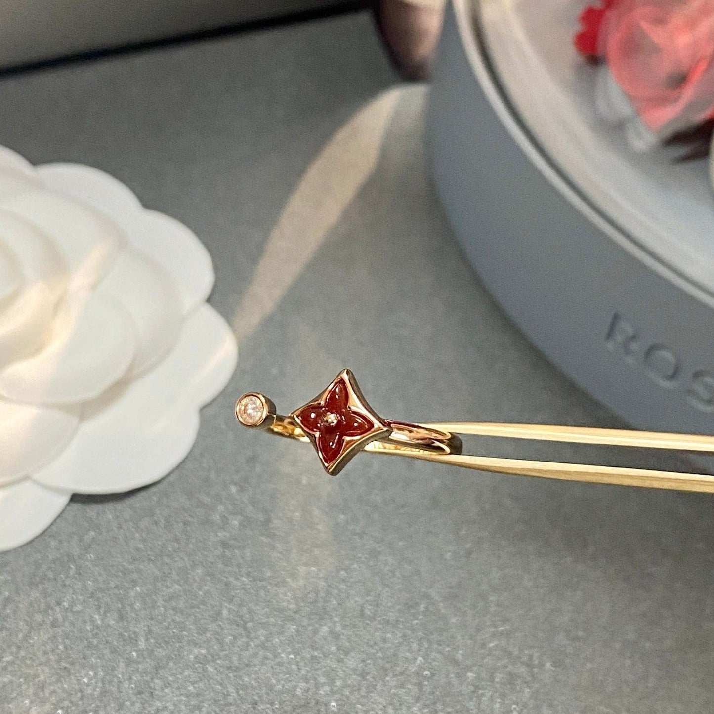 [Angela Jewellery] Offener Ring mit 1 Diamant im Sterndesign