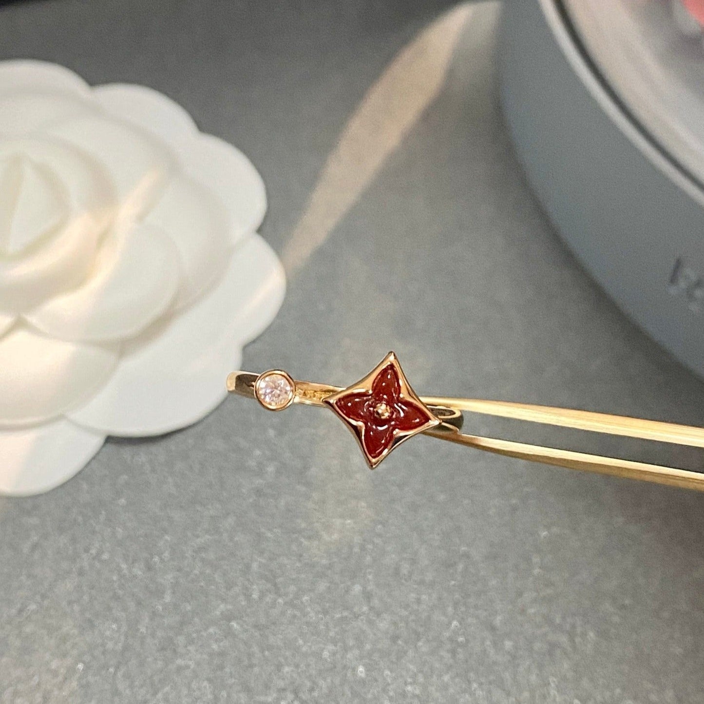 [Angela Jewellery] Offener Ring mit 1 Diamant im Sterndesign
