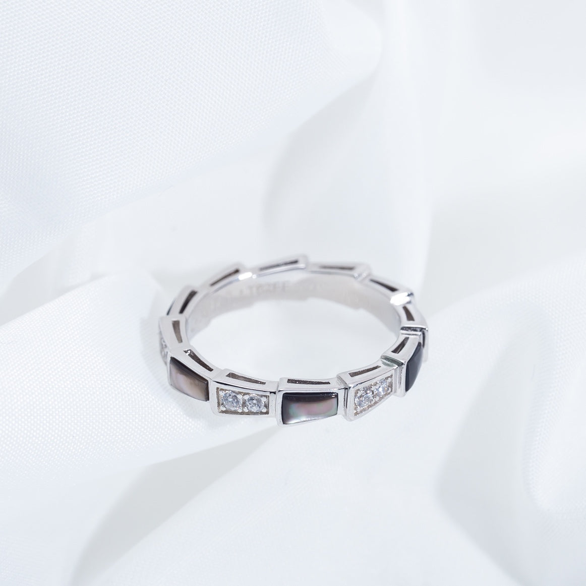 [Angela Schmuck]SERPENTI RING SILBER DIAMANT SCHWARZER MOP 3MM
