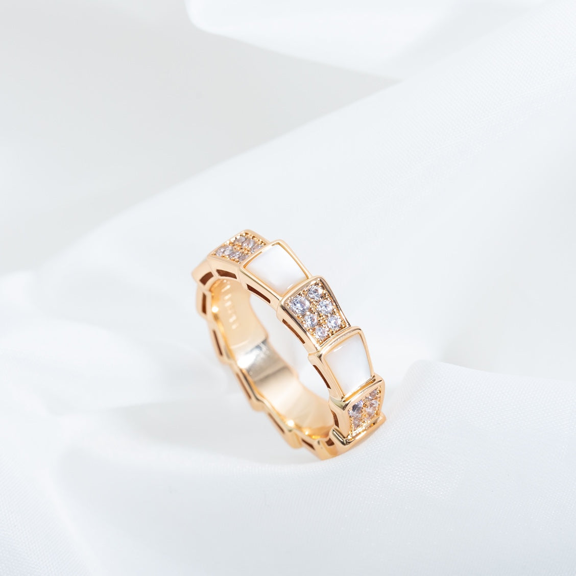 [Angela Jewellery] Serpenti Ring Roségold mit Perlmutt-Diamanten, 4 mm