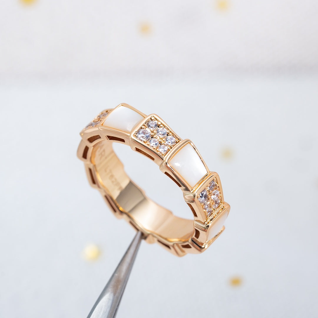 [Angela Jewellery] Serpenti Ring Roségold mit Perlmutt-Diamanten, 4 mm