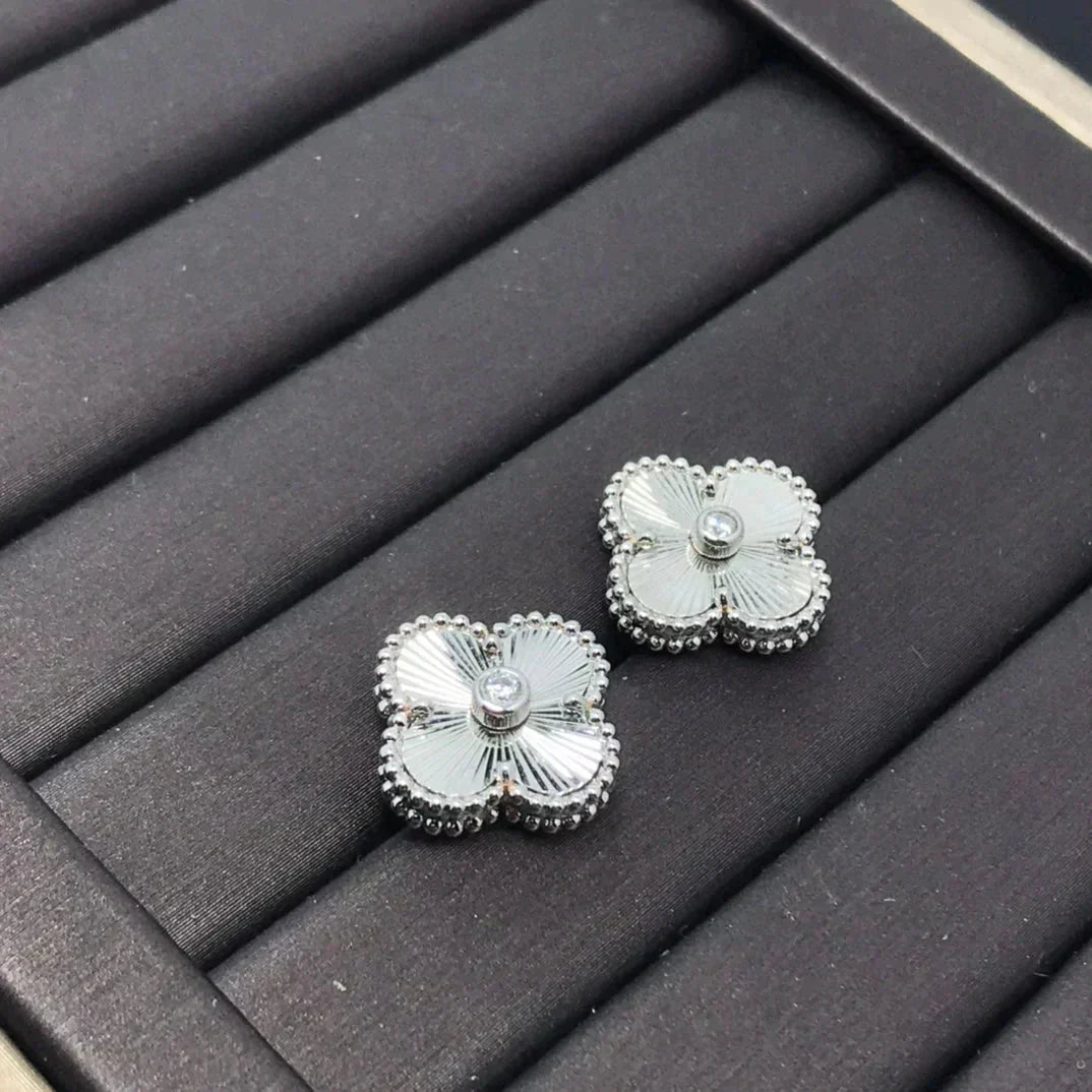 [アンジェラジュエリー]クローバーミニ 9.5mm レーザーピアス